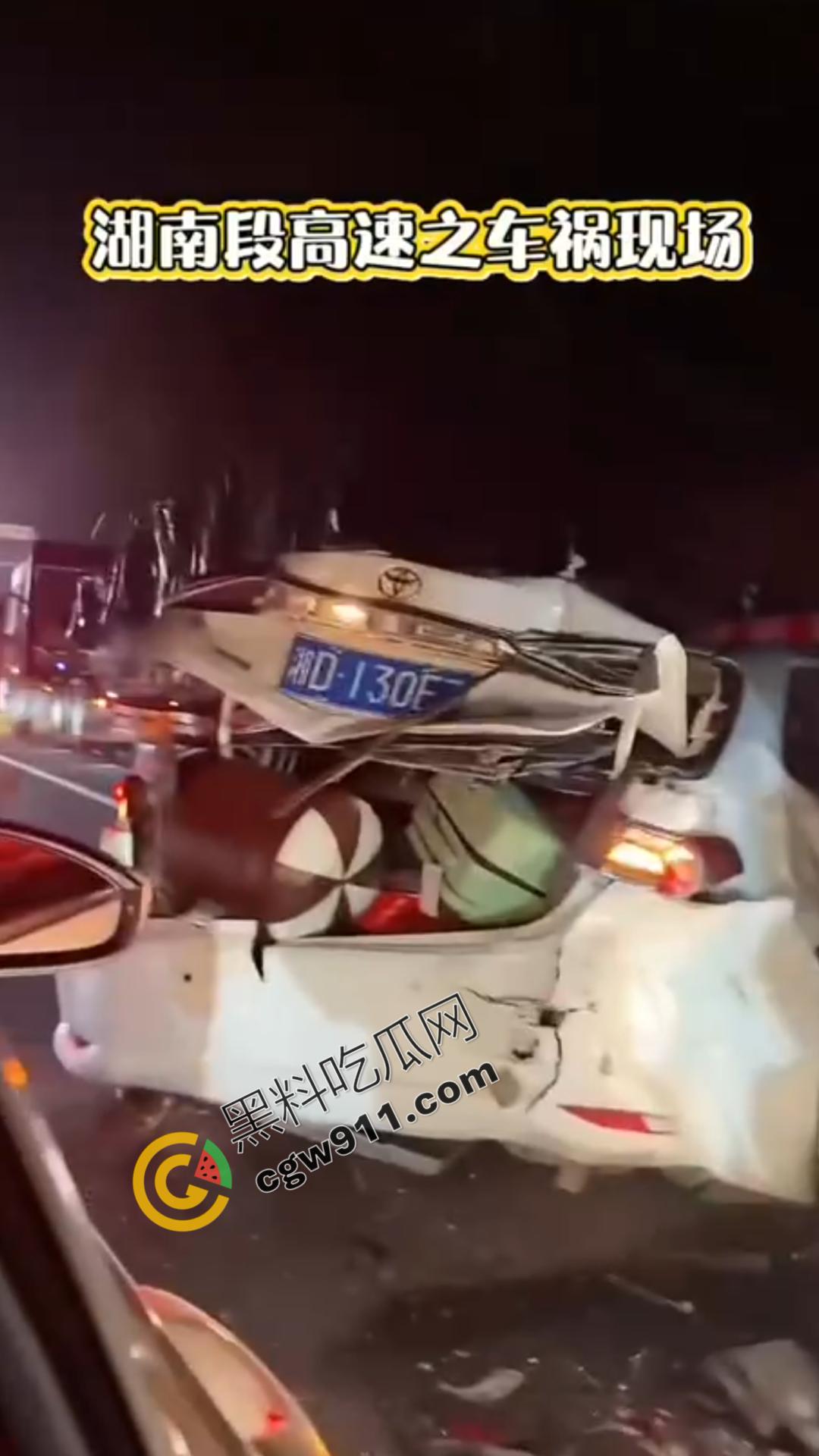 江苏盐城高速连环车祸现场视频曝光！发动机飞落路面激起追尾风暴，车辆如多米诺骨牌般纷纷倾覆-3