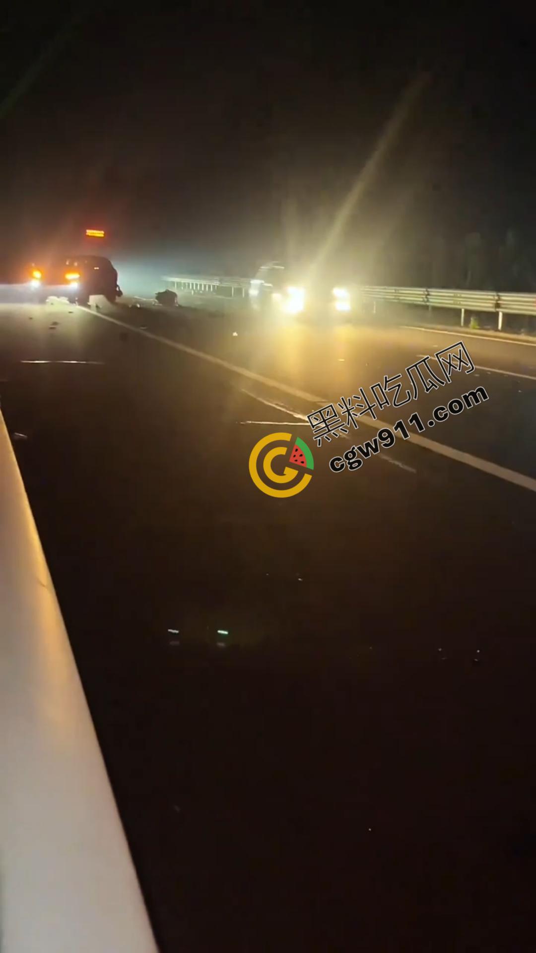 江苏盐城高速连环车祸现场视频曝光！发动机飞落路面激起追尾风暴，车辆如多米诺骨牌般纷纷倾覆-4