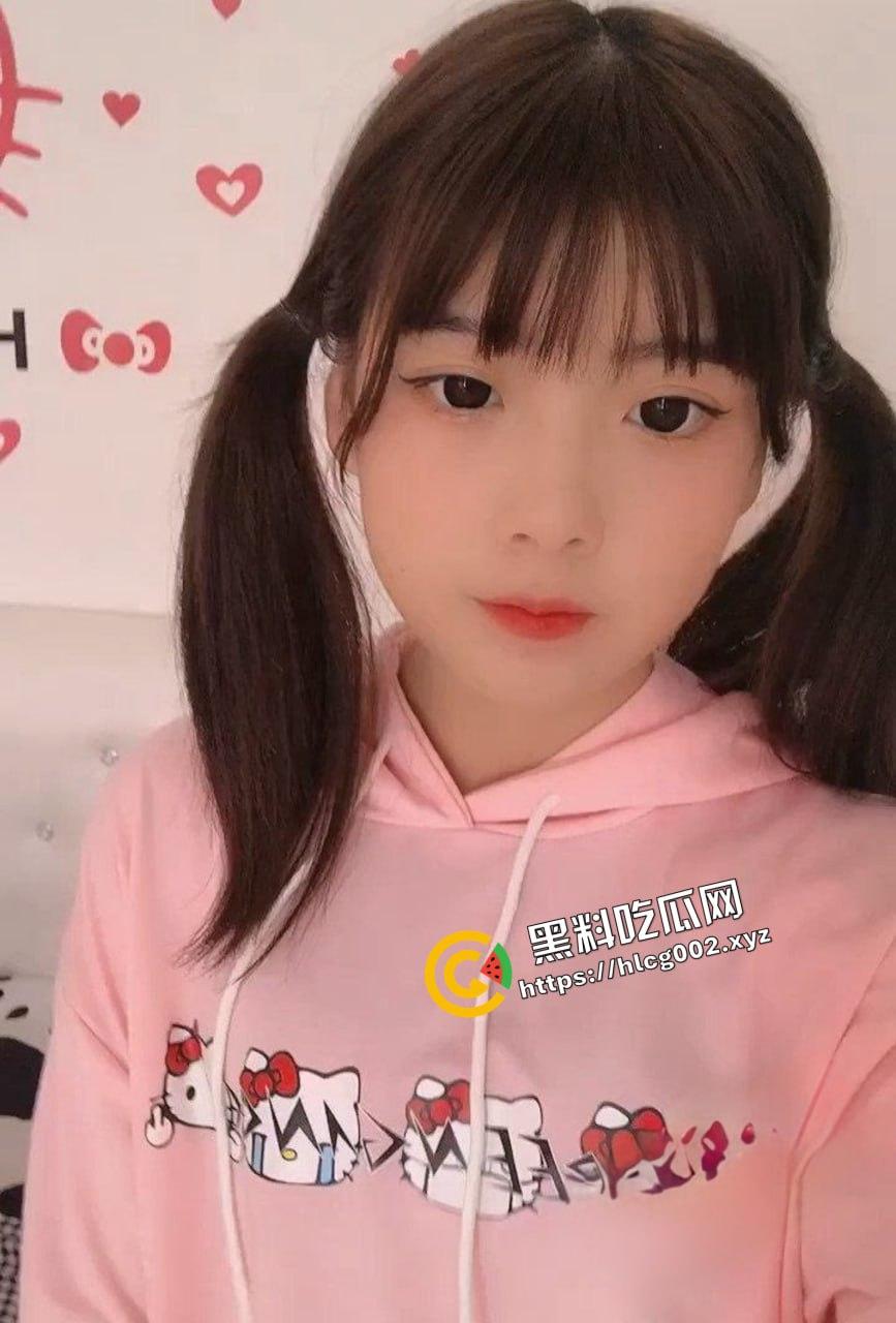 郑州商业中专清纯双马尾萝莉『李可馨』被男友调教露出!童颜巨乳的极致诱惑!-2