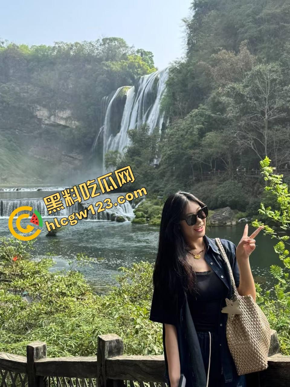 闺蜜双人床上大战，一根双头鸡巴插爆俩逼，谁都不当受，轮着干，姐妹变炮友这才叫姐妹情深！-1