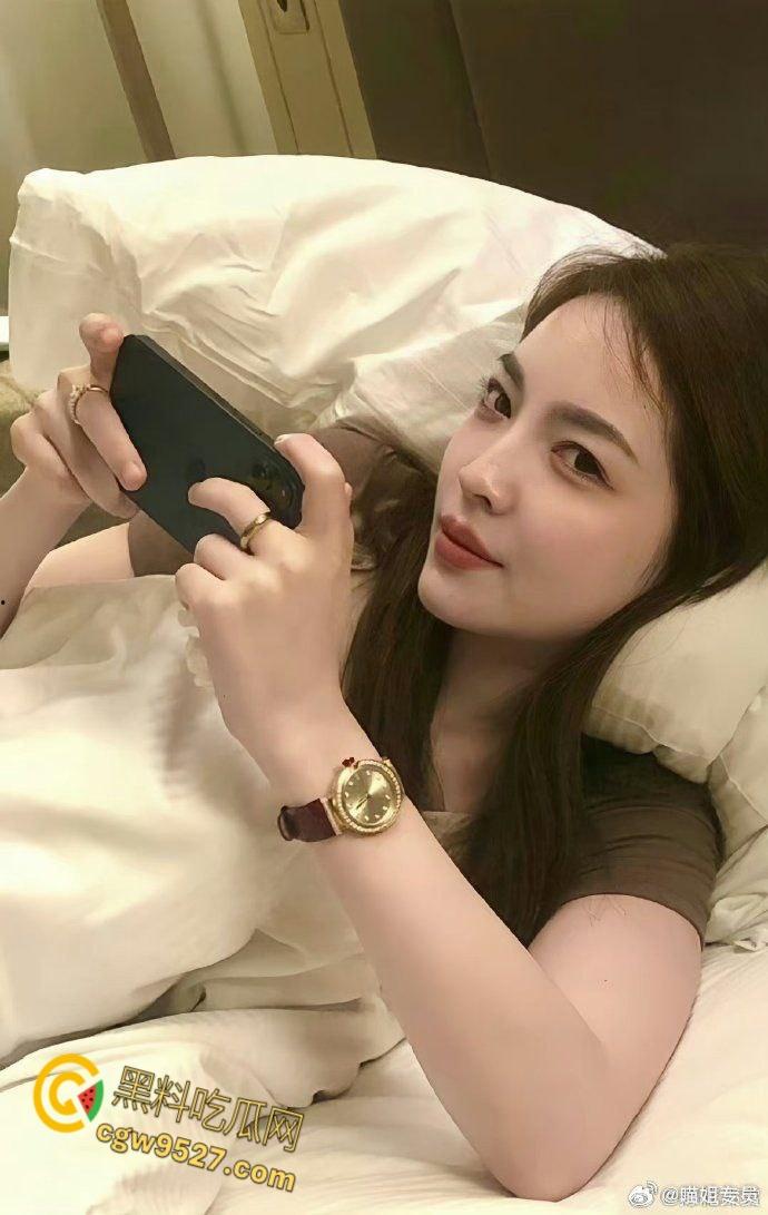 台球金牌裁判【王钟瑶】,与姐夫床上偷情,惨遭丈夫结婚当天播放,外表高冷玉女,床上母狗一只 !-1