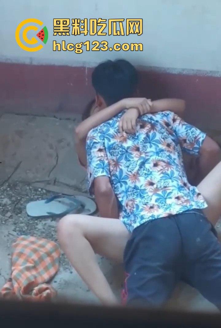 牛子操作拉满!废弃房屋里的激情野战,情侣无套激战被偷拍,玩得真是够野!-3