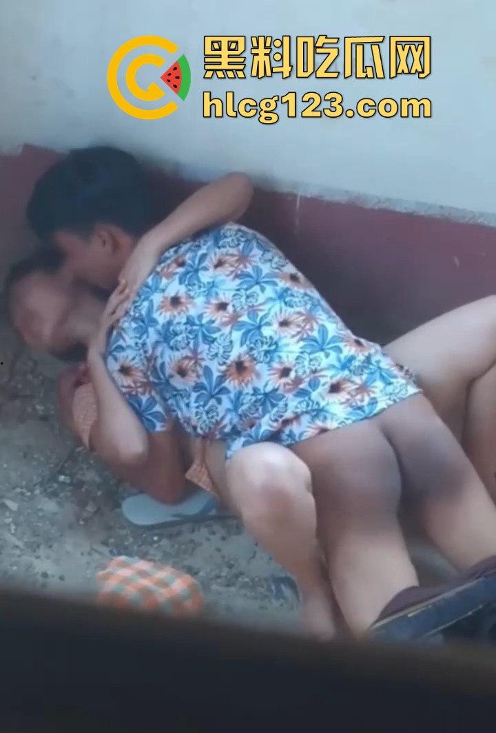 牛子操作拉满!废弃房屋里的激情野战,情侣无套激战被偷拍,玩得真是够野!-4