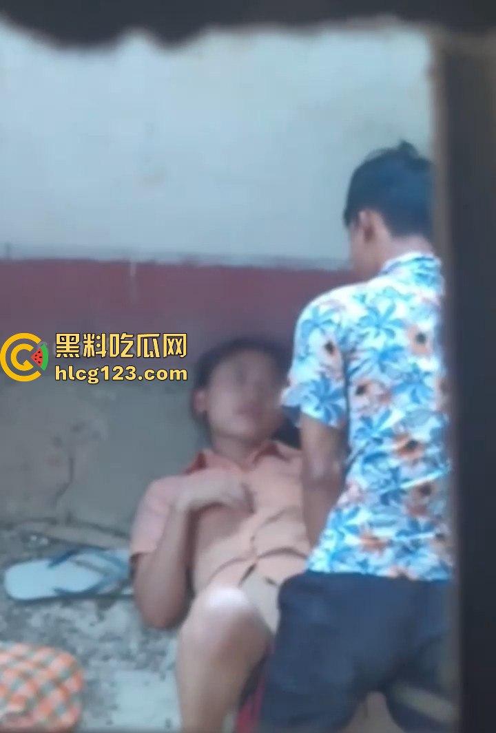 牛子操作拉满!废弃房屋里的激情野战,情侣无套激战被偷拍,玩得真是够野!-5