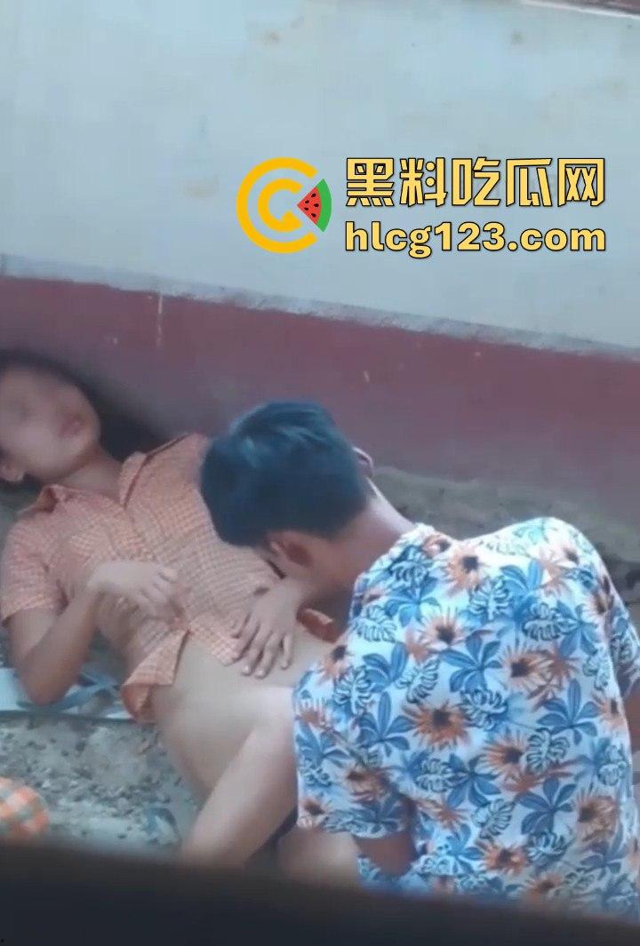 牛子操作拉满!废弃房屋里的激情野战,情侣无套激战被偷拍,玩得真是够野!-6