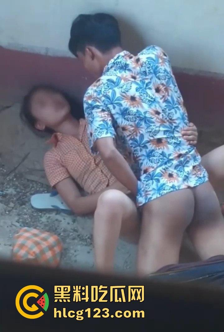 牛子操作拉满!废弃房屋里的激情野战,情侣无套激战被偷拍,玩得真是够野!-9