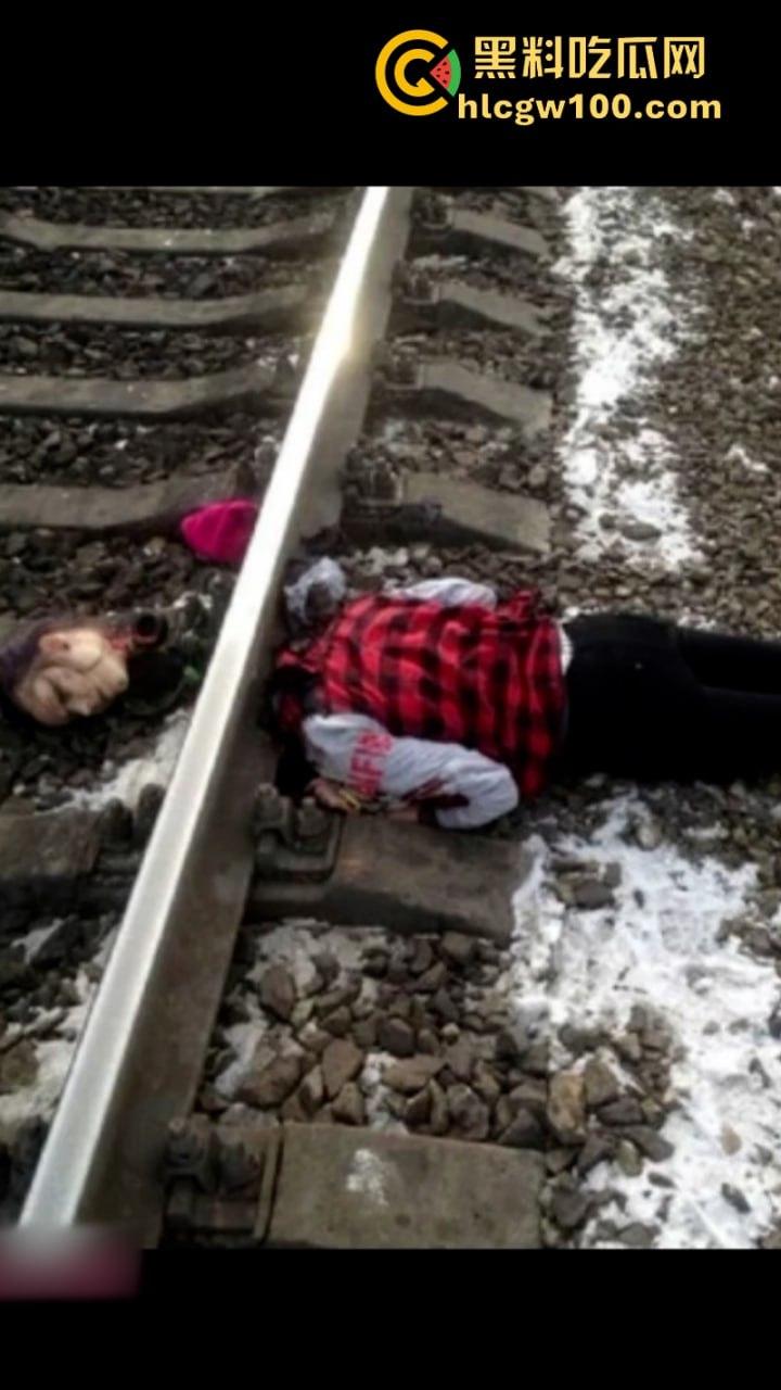 恐怖慎点!花季少女集本献祭 跳楼卧轨头身分离各种血腥自杀场面-11