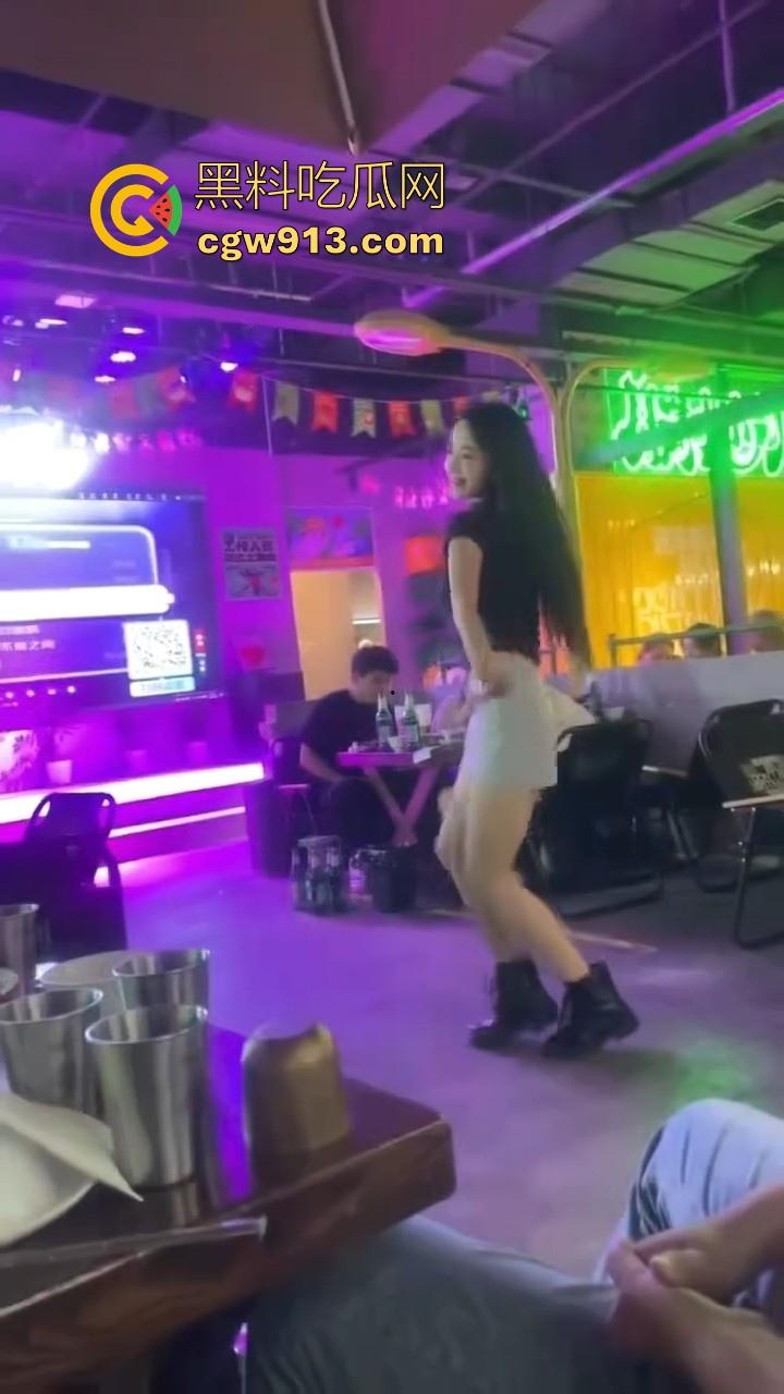 朋友聚会偶遇妖娆舞蹈老师,性感辣舞跳的鸡巴都硬邦邦的,果断重金拿下,无套猛插内射狠狠发泄!-3