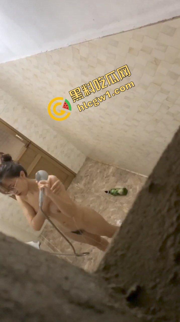 西安科大高颜值眼镜女神『欧阳静怡』嫩体巨乳学生妹 猥琐男冒死偷拍洗澡全过程 独家曝光流出!-6