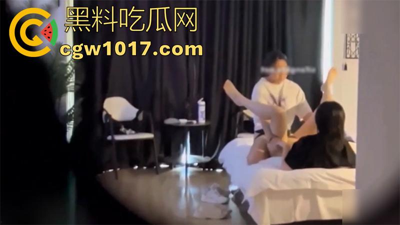 酒店实录偷拍女同大学生,高颜值美腿嫩妹,私下竟是女同,酒店戴假屌双女淫乱,场面超刺激!-5