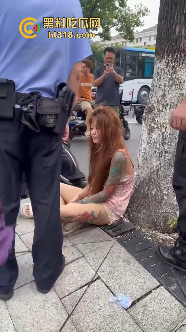 纹身美女十字路口爬行游街，全程母狗式爬行，迷迷糊糊躺在路口中央发骚，这是主人任务还是吸大啦！-4