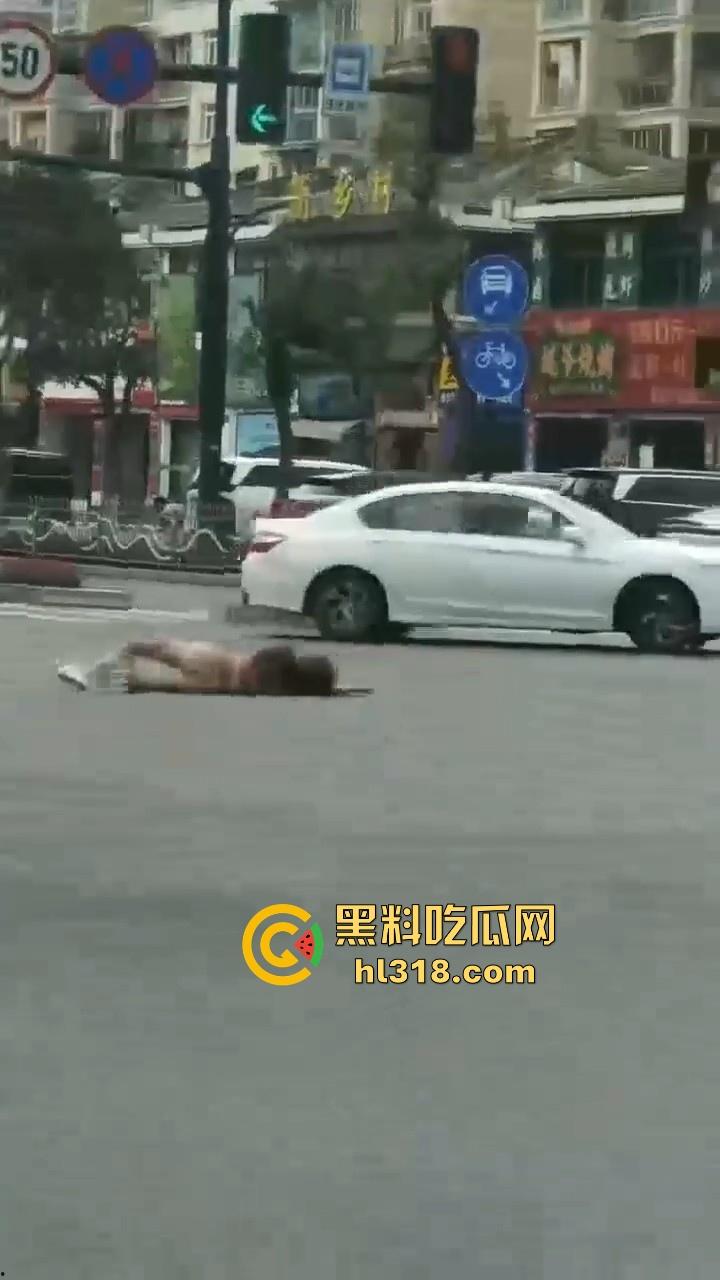 纹身美女十字路口爬行游街，全程母狗式爬行，迷迷糊糊躺在路口中央发骚，这是主人任务还是吸大啦！-5