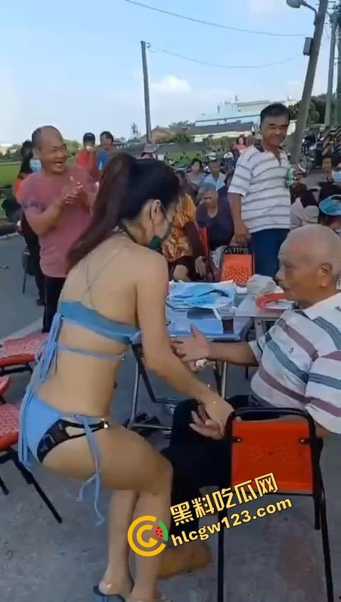 80岁老伯生日点名要比基尼小妹来陪跳艳舞,海绵体硬不起来也要吸奶当蛋糕舔,这是男人最后的倔强!-1