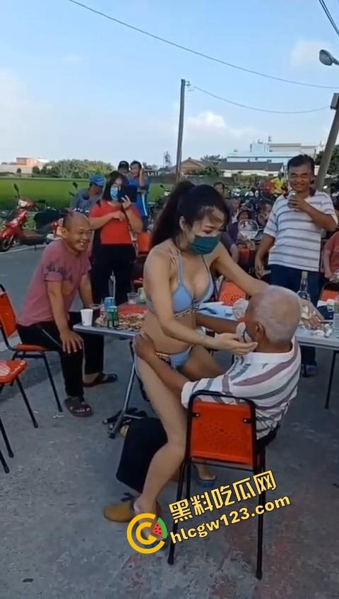 80岁老伯生日点名要比基尼小妹来陪跳艳舞,海绵体硬不起来也要吸奶当蛋糕舔,这是男人最后的倔强!-2