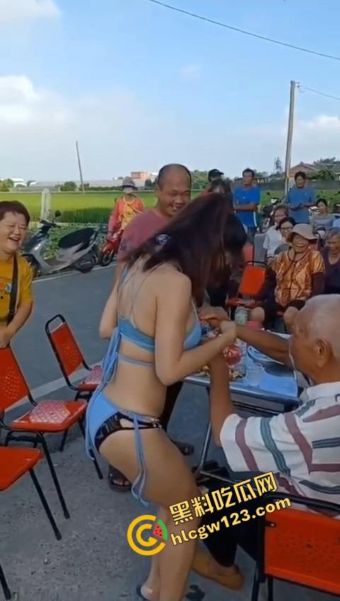 80岁老伯生日点名要比基尼小妹来陪跳艳舞,海绵体硬不起来也要吸奶当蛋糕舔,这是男人最后的倔强!-4