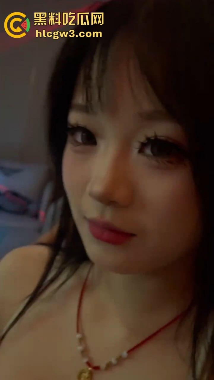 KTV狼友点妹子玩花了,摸到奶子头直接缩进去,全身上下到处RUA没放过 ,这钱摸得绝对回本!-1