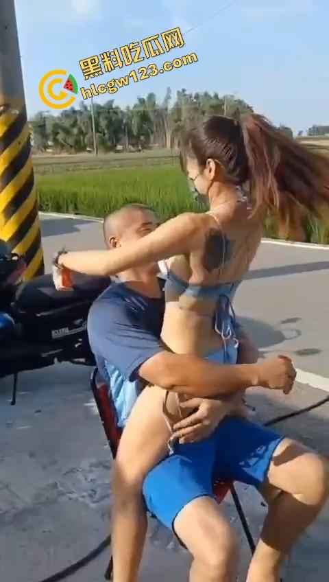 80岁老伯生日点名要比基尼小妹来陪跳艳舞,海绵体硬不起来也要吸奶当蛋糕舔,这是男人最后的倔强!-5