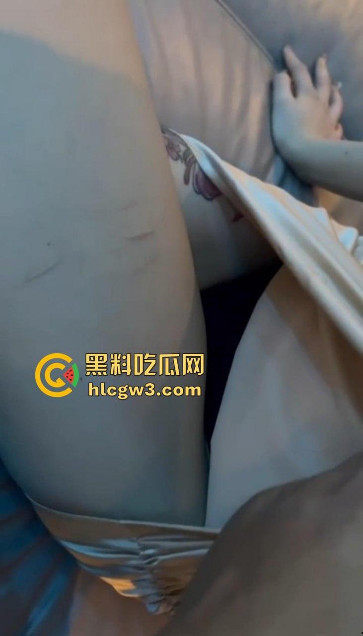 KTV狼友点妹子玩花了,摸到奶子头直接缩进去,全身上下到处RUA没放过 ,这钱摸得绝对回本!-3