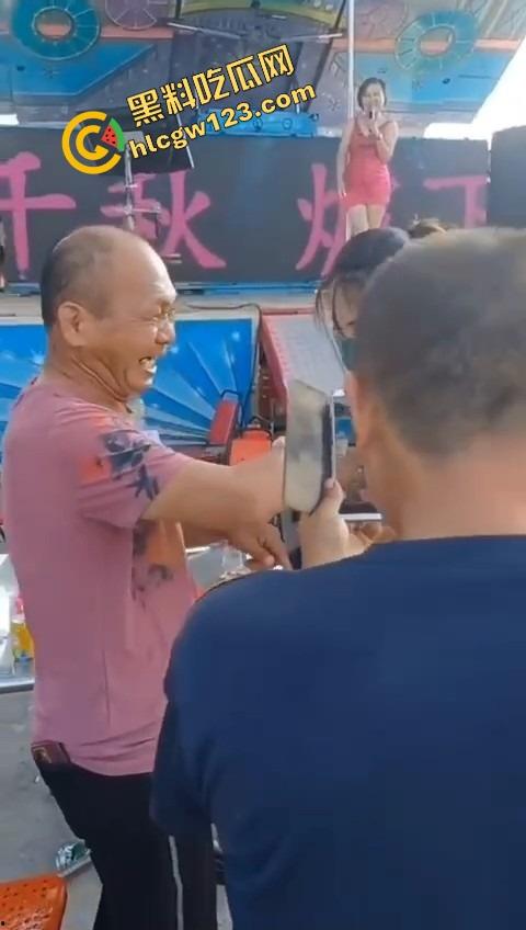 80岁老伯生日点名要比基尼小妹来陪跳艳舞,海绵体硬不起来也要吸奶当蛋糕舔,这是男人最后的倔强!-8