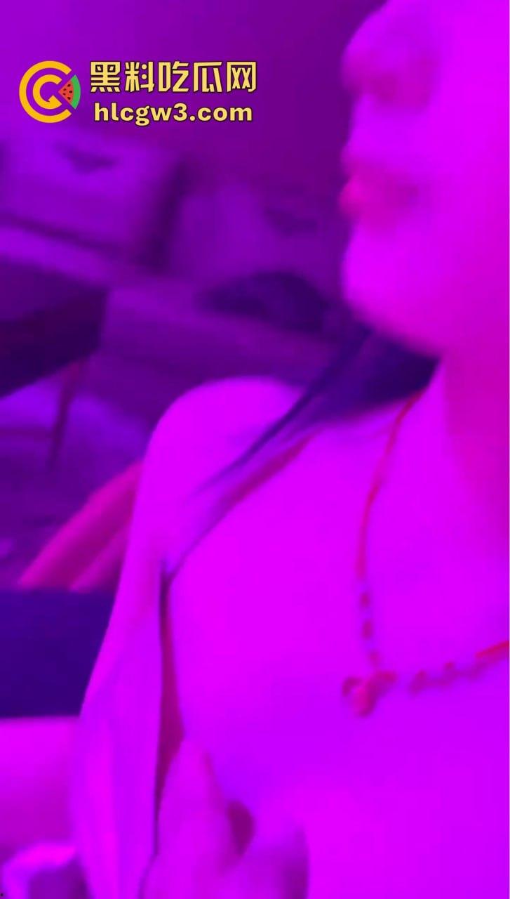 KTV狼友点妹子玩花了,摸到奶子头直接缩进去,全身上下到处RUA没放过 ,这钱摸得绝对回本!-7