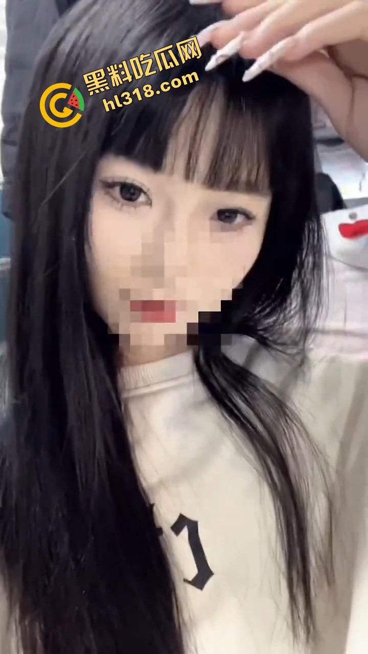 江西女大学生『范乔乔』装纯给爹看,酒店全裸架炮玩肉棒,粉红骚穴被后入到喷水,精液流成小河!-1