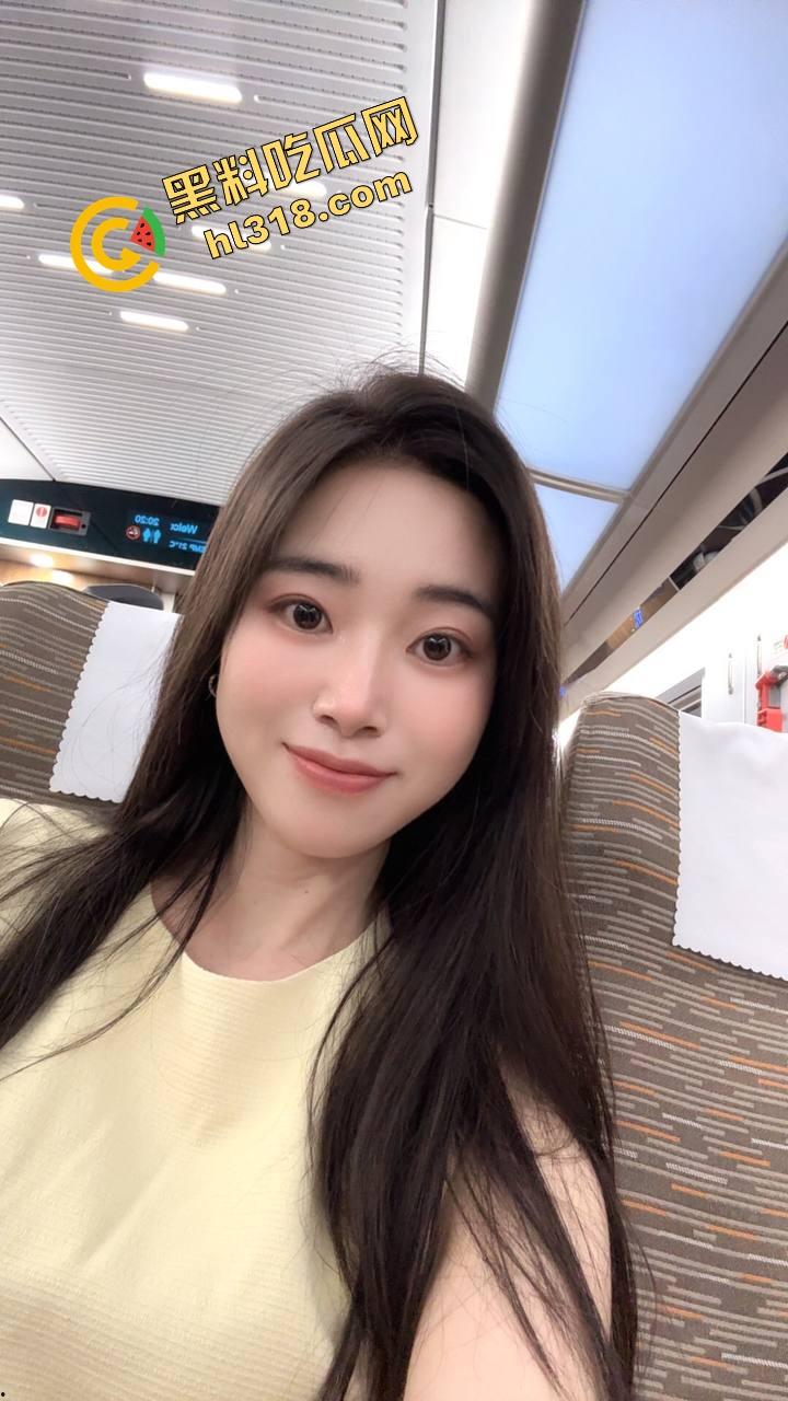 江西女大学生『范乔乔』装纯给爹看,酒店全裸架炮玩肉棒,粉红骚穴被后入到喷水,精液流成小河!-5