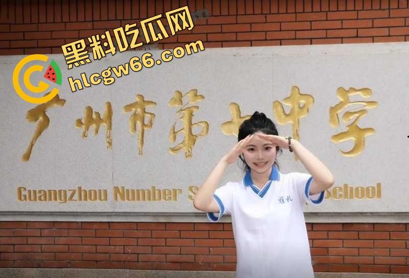 广州市第七中学班长『胡梦玲』课堂舔同桌屌被监控拍下,课上蒙衣钻裆狂舔,同学全程当背景板!-1