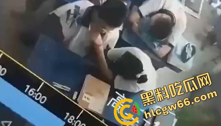 广州市第七中学班长『胡梦玲』课堂舔同桌屌被监控拍下,课上蒙衣钻裆狂舔,同学全程当背景板!-5