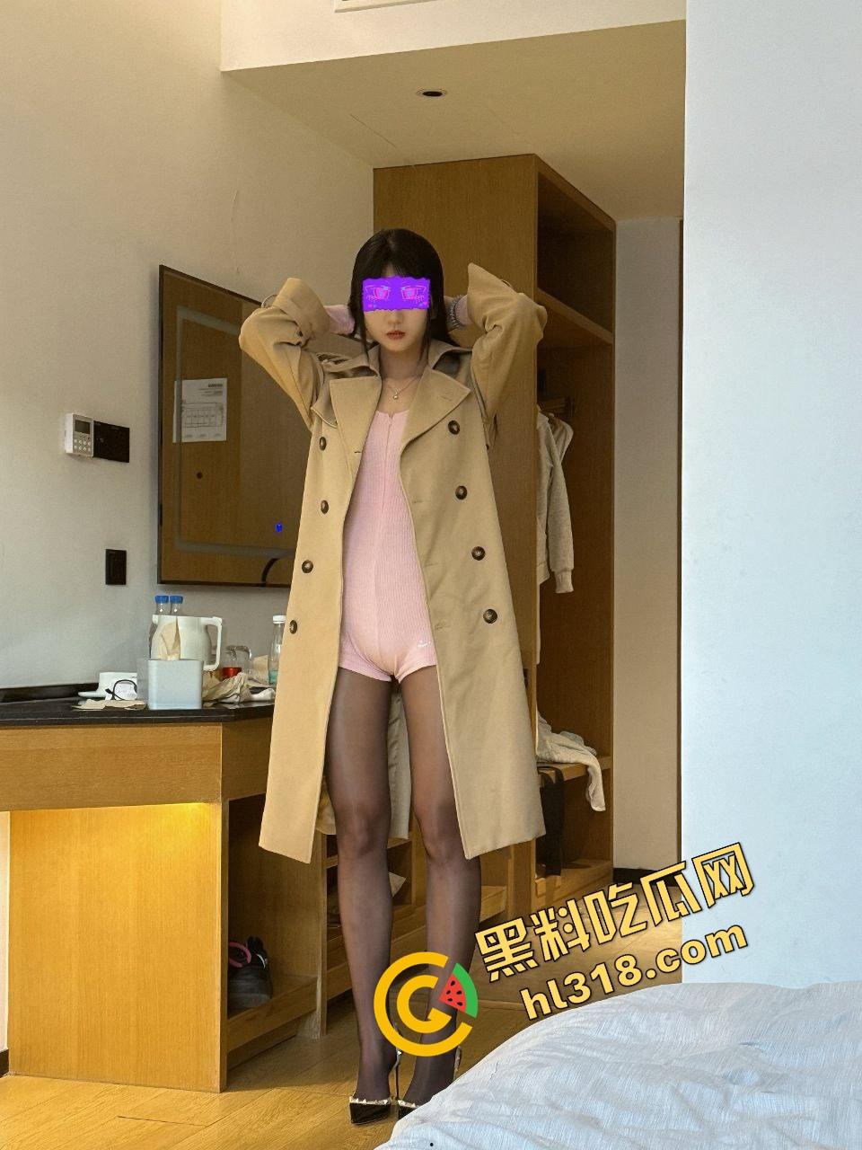 江西女大学生『范乔乔』装纯给爹看,酒店全裸架炮玩肉棒,粉红骚穴被后入到喷水,精液流成小河!-13