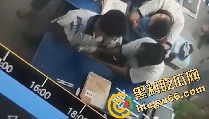 广州市第七中学班长『胡梦玲』课堂舔同桌屌被监控拍下,课上蒙衣钻裆狂舔,同学全程当背景板!-6