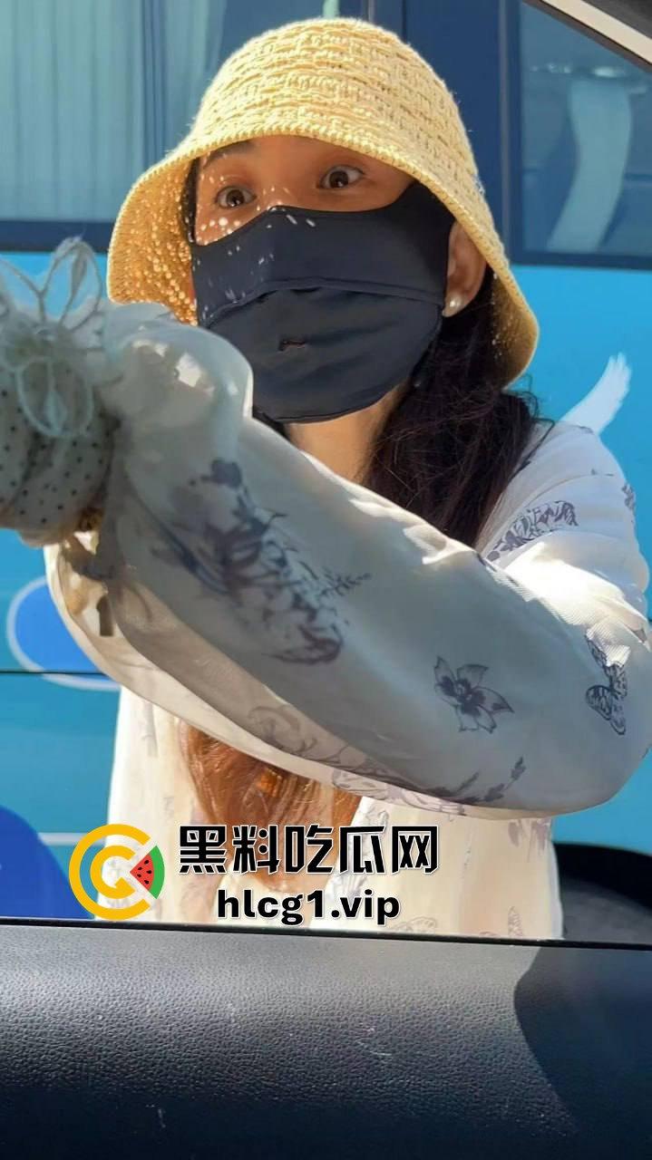 青岛路虎女王慧爆红!喝青岛啤酒打各地好友,家中拘留照样茅台配红酒!-17