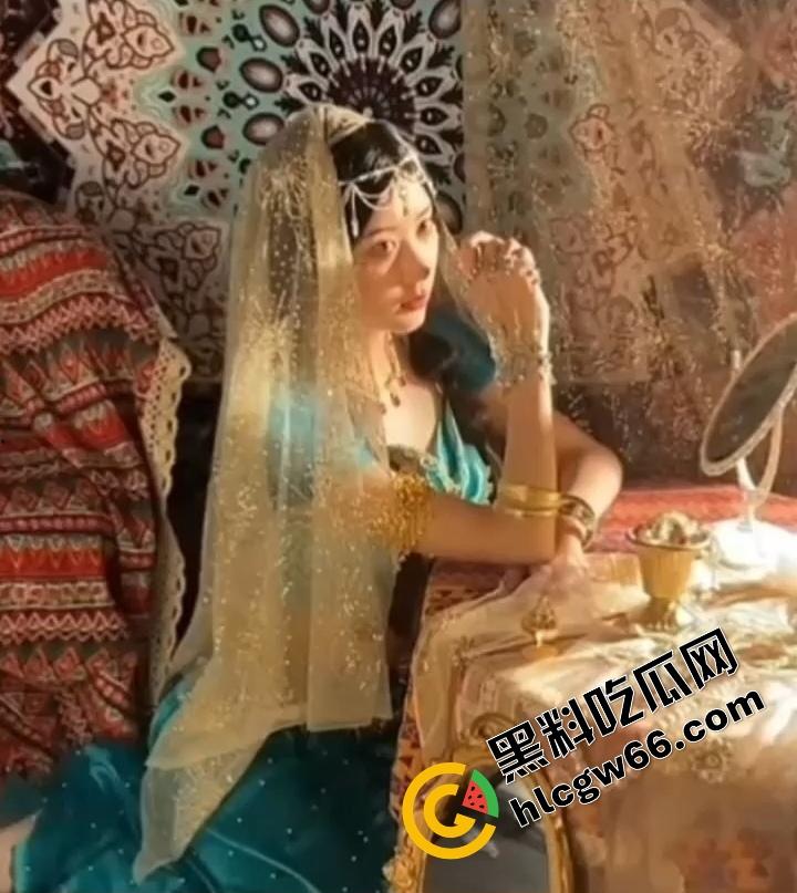 上海美院富家乖乖女【李梦圆】画油画的手拿去撸鸡巴,玉足足交蜜桃臀后入小穴夹得连射三发!-1