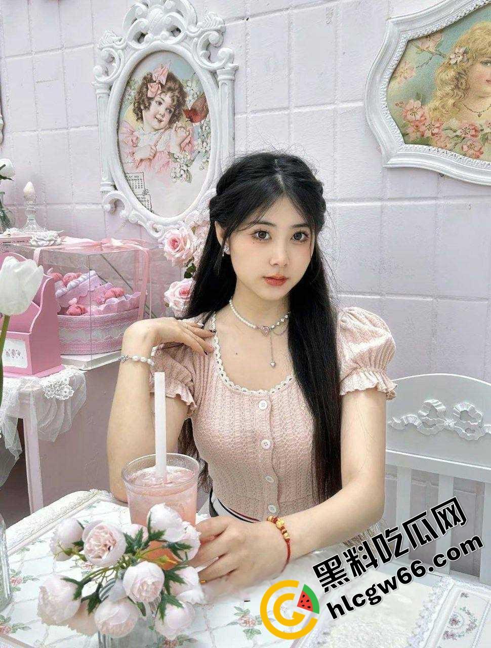 上海美院富家乖乖女【李梦圆】画油画的手拿去撸鸡巴,玉足足交蜜桃臀后入小穴夹得连射三发!-3