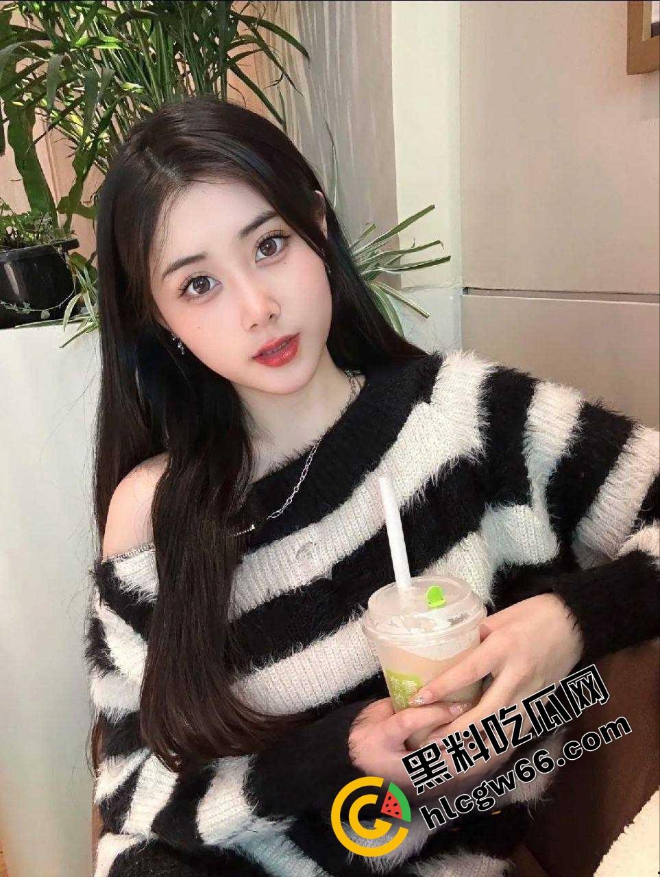 上海美院富家乖乖女【李梦圆】画油画的手拿去撸鸡巴,玉足足交蜜桃臀后入小穴夹得连射三发!-6
