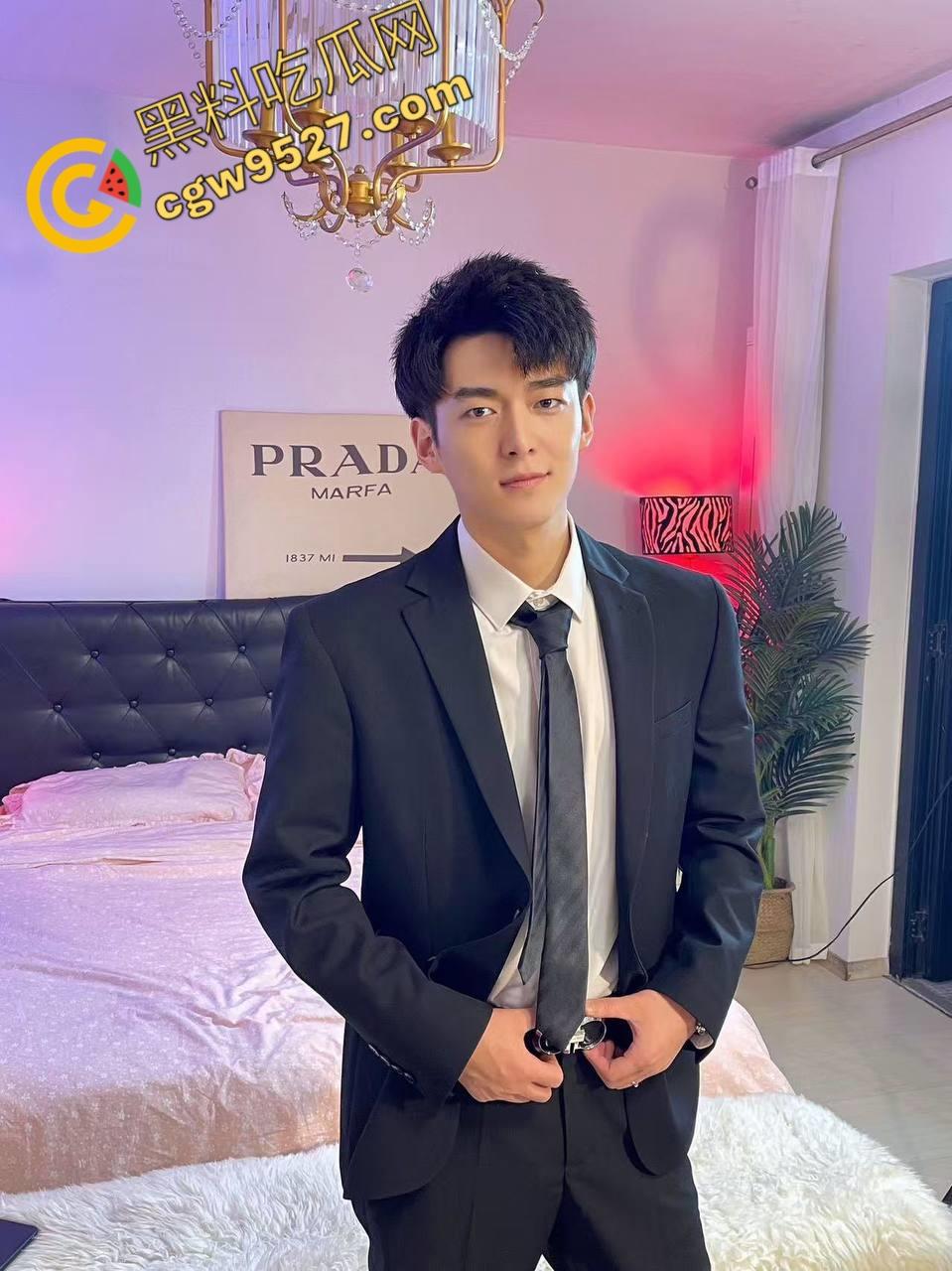 北京GAY圈大佬威哥遭主人调教,夹着精液办婚礼,婚后下药将老婆迷晕送给主人无套内射,这操作颠覆你的三观-1