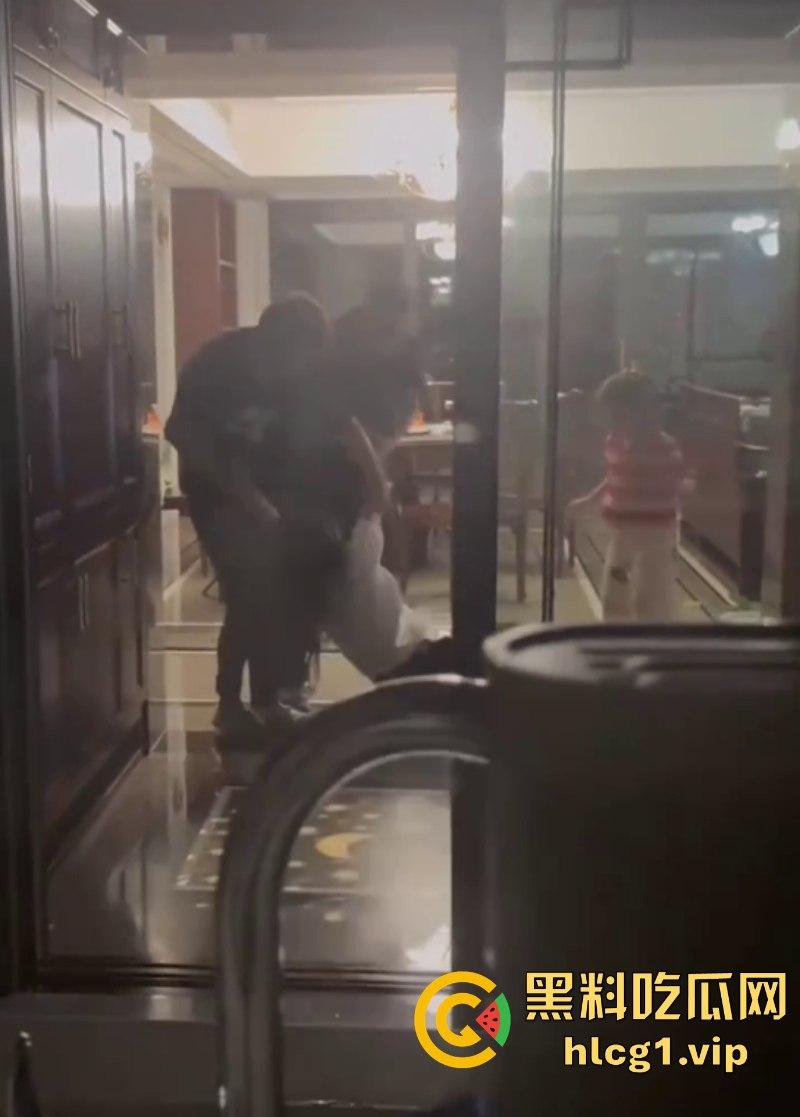 离完婚就不能见小孩?江苏泰州女子回家看小孩遭公公拳打脚踢!-15