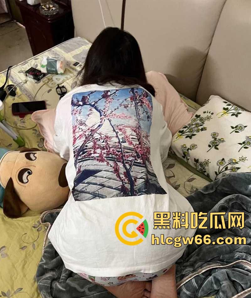 广东小伙玩王者荣耀 偶遇职校00后骚媚母狗 一天拿下骑脸操嘴 后入灌精!-4