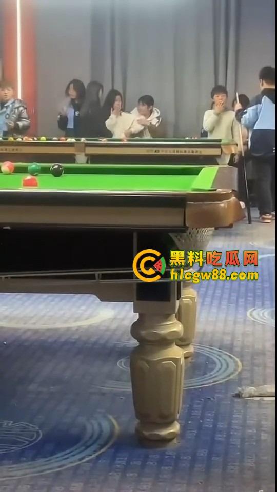 现在10后小学生都卷成这样了？嘴叼利群打台球还带妹，烟一口杆一打，童年直接过成社会大哥！-6