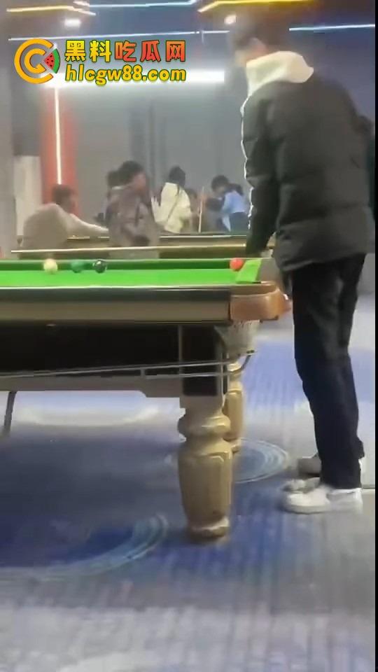 现在10后小学生都卷成这样了？嘴叼利群打台球还带妹，烟一口杆一打，童年直接过成社会大哥！-8