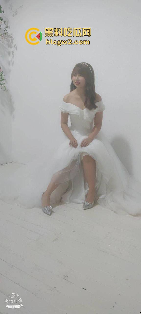 群友独家爆料极品人妻【何丽娜】调教大瓜!婚纱肥臀被玩弄,羞耻姿势曝光,肥臀晃动如母狗献礼!-1