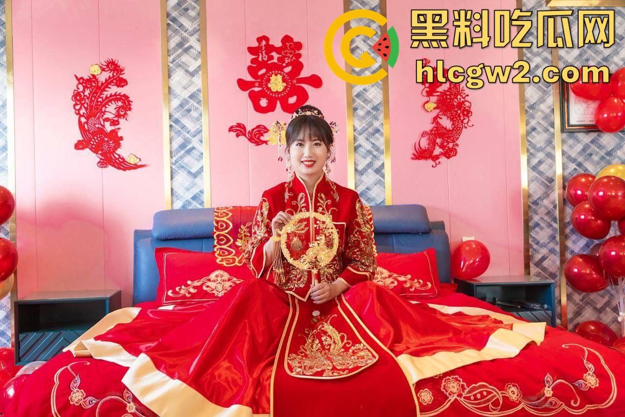 群友独家爆料极品人妻【何丽娜】调教大瓜!婚纱肥臀被玩弄,羞耻姿势曝光,肥臀晃动如母狗献礼!-2