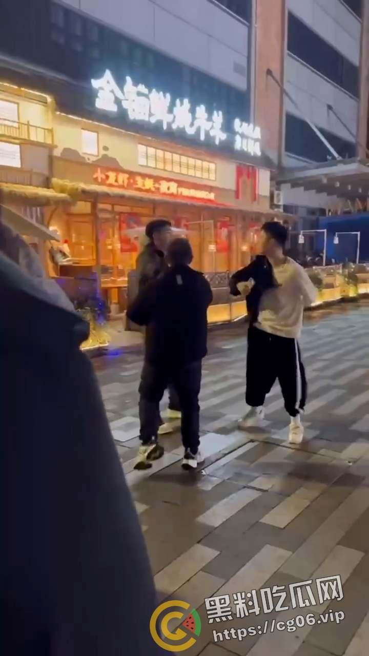 成都男同混战!原配0捉奸1和小三0 打架场面犹如妇女撕逼 这就是gay们的战斗力吗-5
