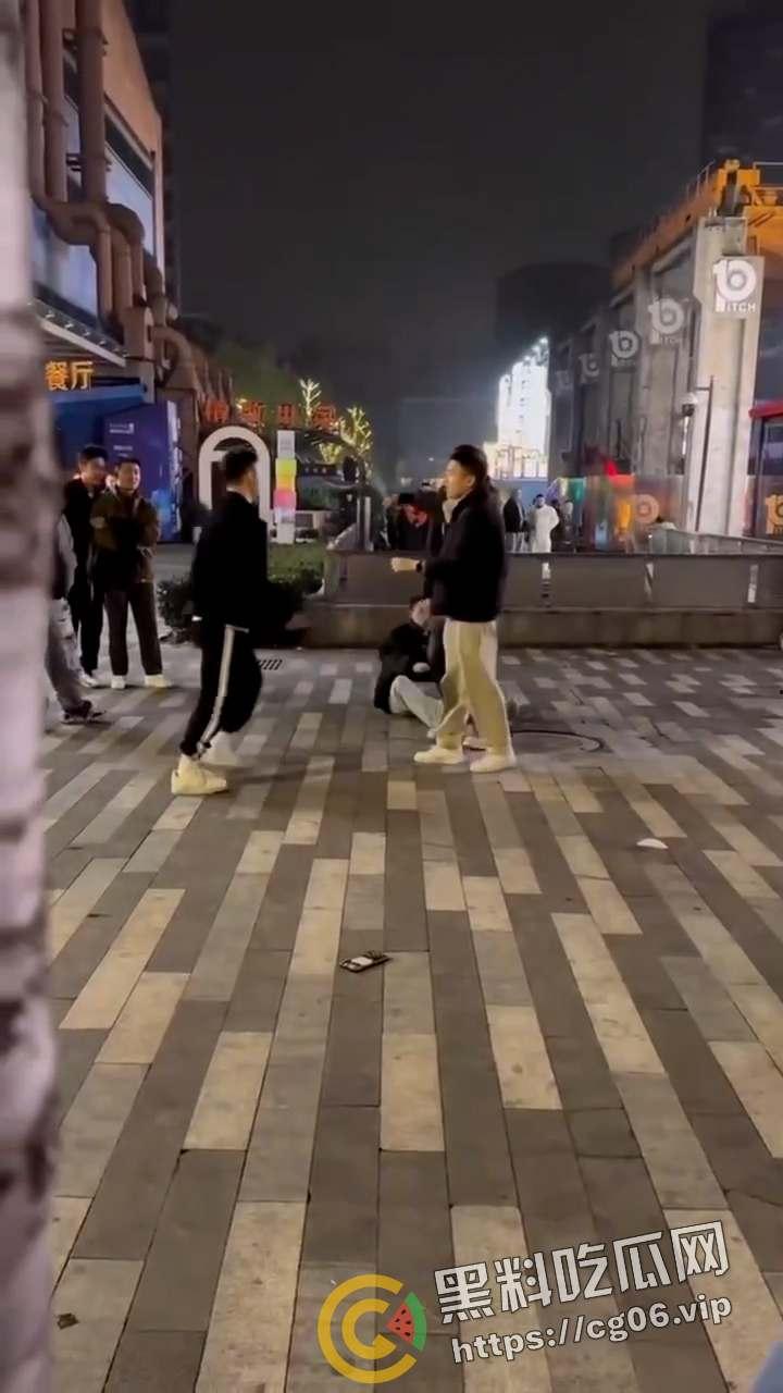 成都男同混战!原配0捉奸1和小三0 打架场面犹如妇女撕逼 这就是gay们的战斗力吗-6