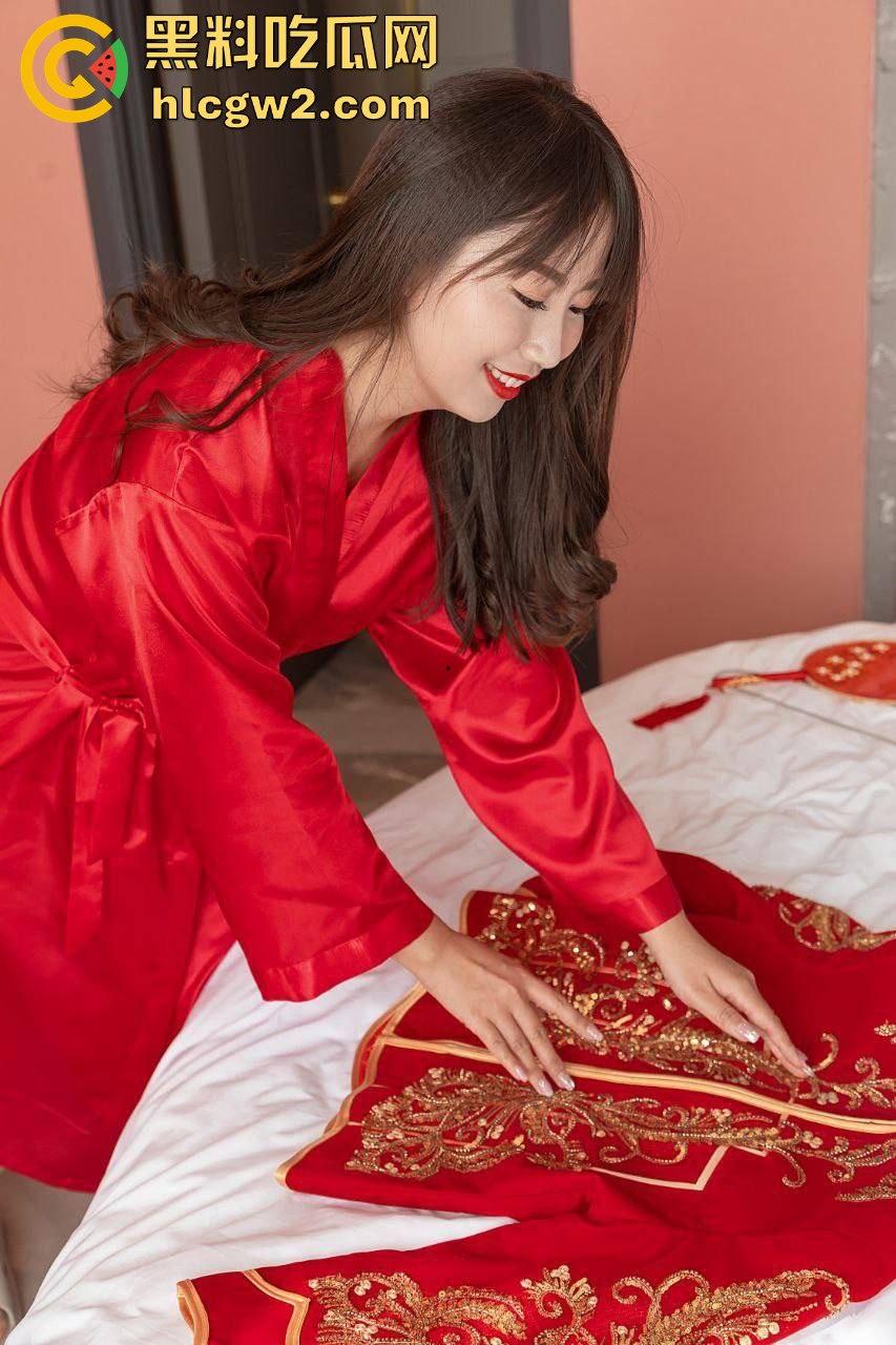 群友独家爆料极品人妻【何丽娜】调教大瓜!婚纱肥臀被玩弄,羞耻姿势曝光,肥臀晃动如母狗献礼!-7