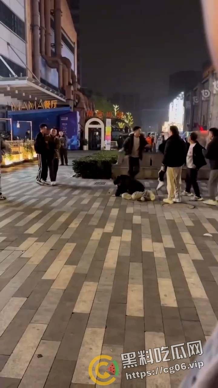 成都男同混战!原配0捉奸1和小三0 打架场面犹如妇女撕逼 这就是gay们的战斗力吗-7