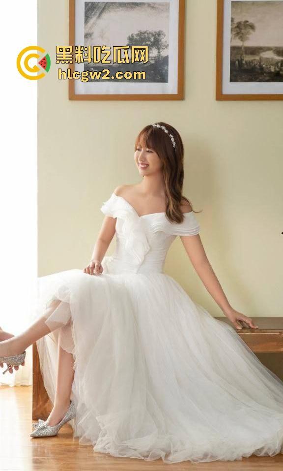 群友独家爆料极品人妻【何丽娜】调教大瓜!婚纱肥臀被玩弄,羞耻姿势曝光,肥臀晃动如母狗献礼!-11