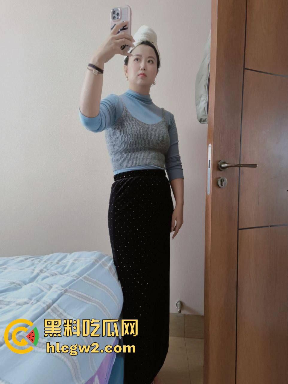 群友独家爆料极品人妻【何丽娜】调教大瓜!婚纱肥臀被玩弄,羞耻姿势曝光,肥臀晃动如母狗献礼!-12