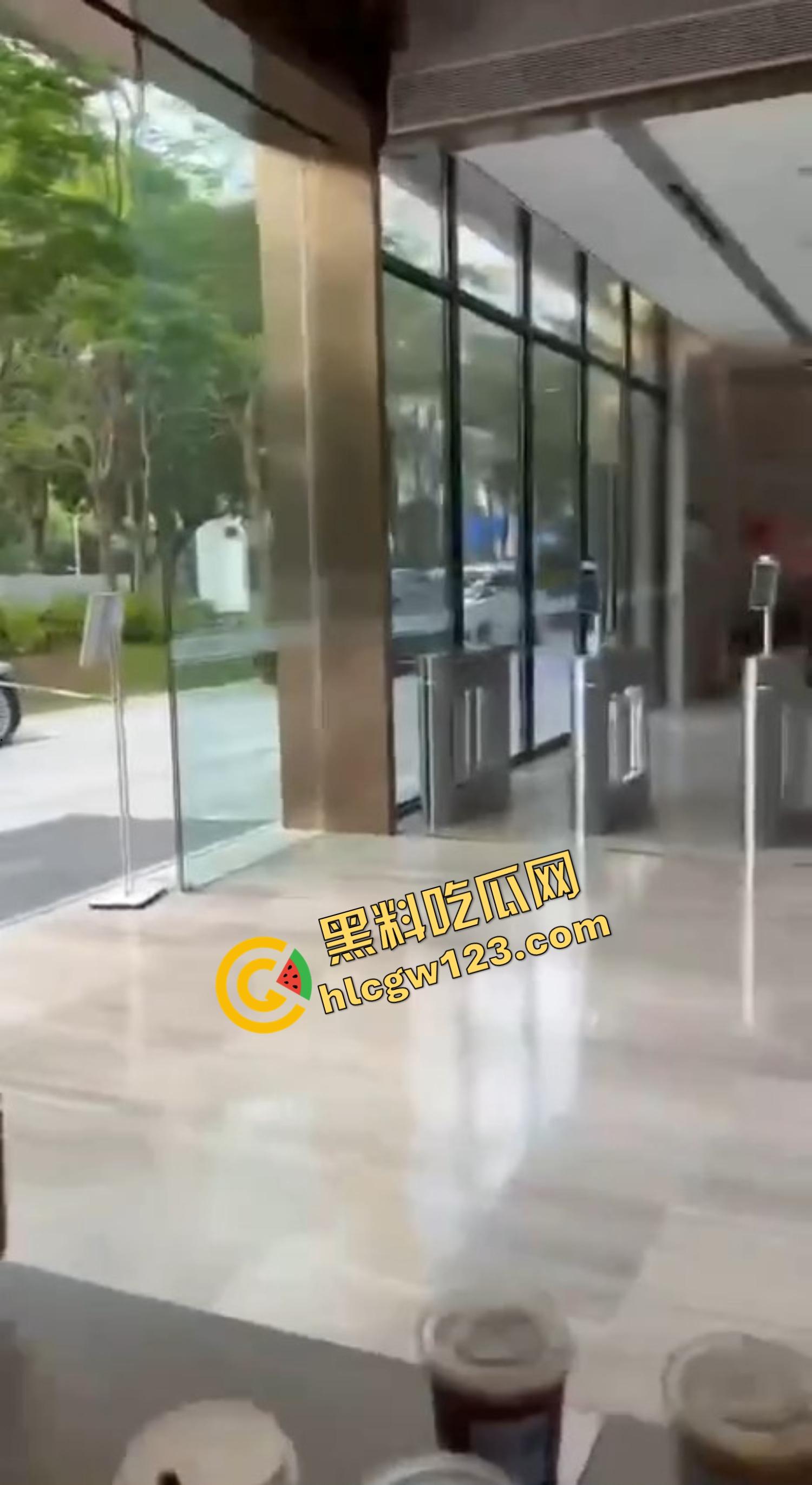 深圳龙华新龙大厦讨薪不成血腥砍头摔楼下，老赖换老板被狠人极限11送上西天，脑袋滚地血溅三尺！-6