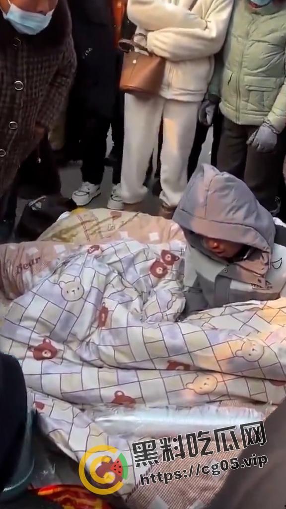 抖音千万热度！河南宁陵县学生校内跳楼自杀案件 家长和民众不满官方说法 在学校门口大批聚集抗议-14