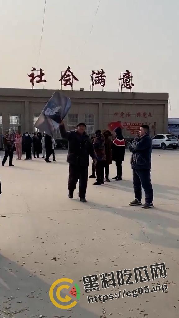 抖音千万热度！河南宁陵县学生校内跳楼自杀案件 家长和民众不满官方说法 在学校门口大批聚集抗议-15